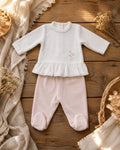 Conjunto bata con volado y pelele de plush RN