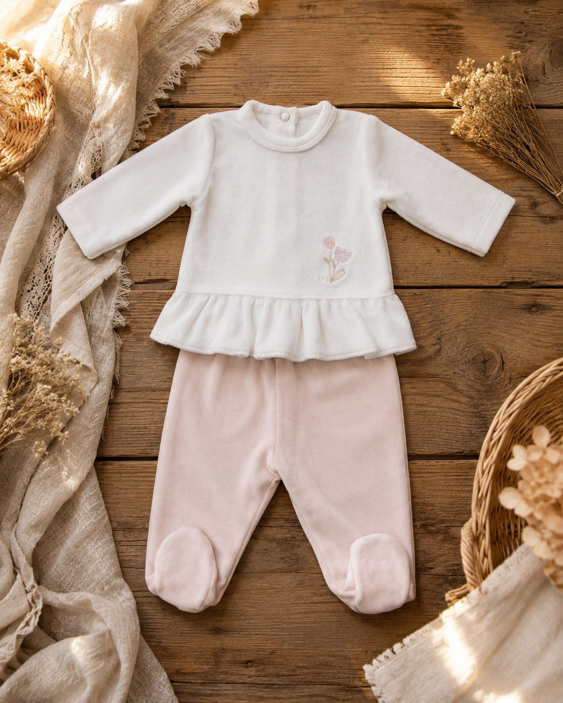 Conjunto bata con volado y pelele de plush RN